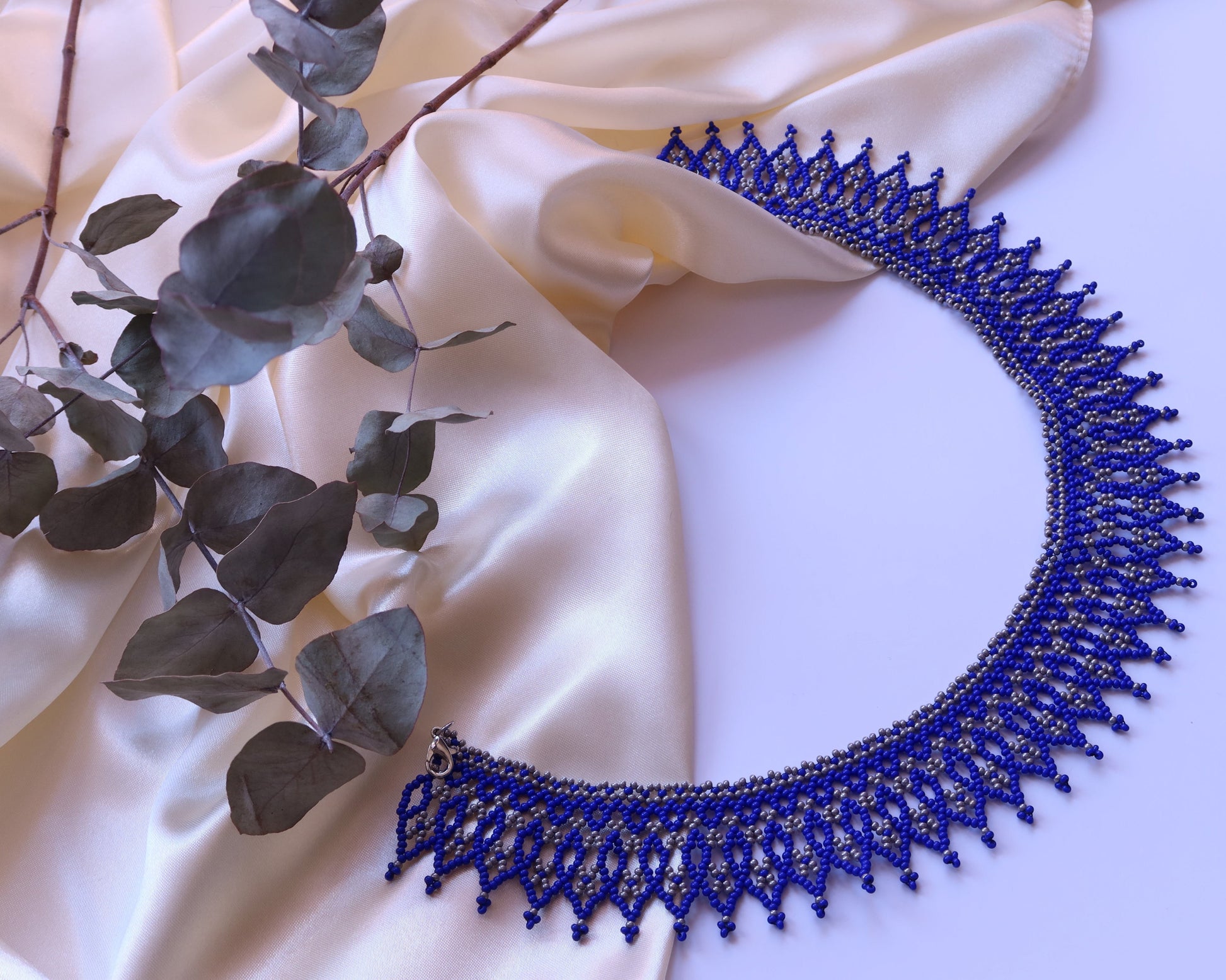 Comely UA blue and silver beaded silyanka choker necklace with flame-like pattern, made of Czech seed beads.