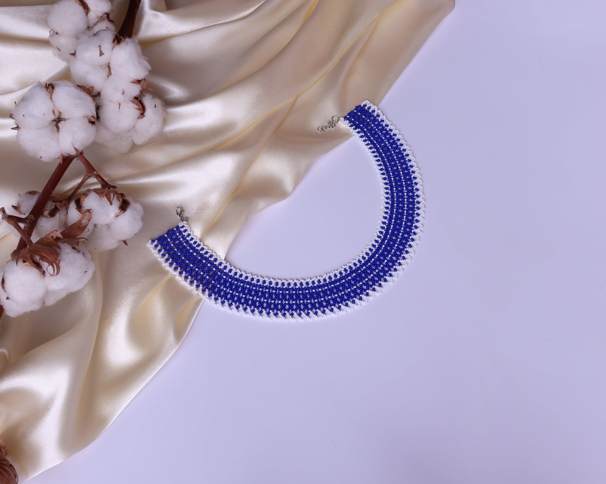 Comely UA blue and white beaded choker necklace with a linear pattern, made of Czech seed beads.