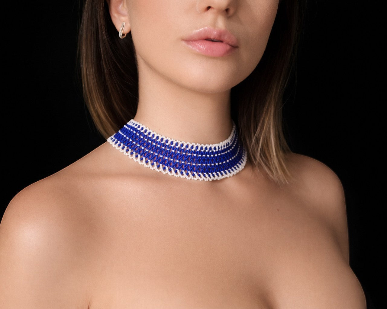 Comely UA blue and white beaded choker necklace with a linear pattern, made of Czech seed beads and nylon thread.