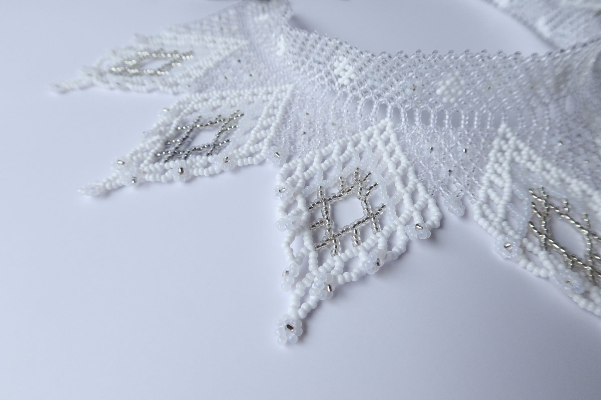 Comely UA white and silver beaded collar necklace with diamond motifs and floral ends, made of Czech seed beads.